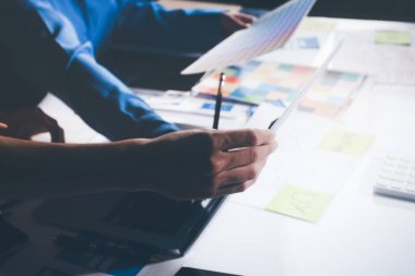 Çizimler ve dijital araçlarla UXUI tasarım beyin fırtınası oturumu