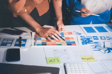 Çizimler ve dijital araçlarla UXUI tasarım beyin fırtınası oturumu