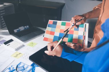 Çizimler ve dijital araçlarla UXUI tasarım beyin fırtınası oturumu