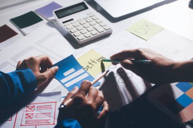 Çizimler ve dijital araçlarla UXUI tasarım beyin fırtınası oturumu