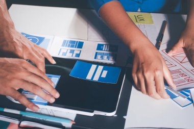 Çizimler ve dijital araçlarla UXUI tasarım beyin fırtınası oturumu