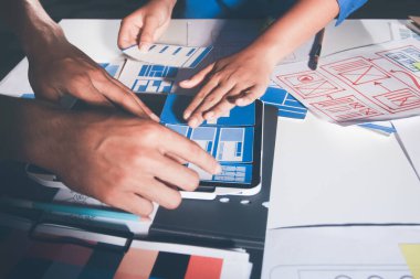 Çizimler ve dijital araçlarla UXUI tasarım beyin fırtınası oturumu