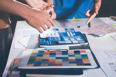 Çizimler ve dijital araçlarla UXUI tasarım beyin fırtınası oturumu