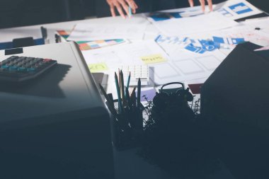 Çizimler ve dijital araçlarla UXUI tasarım beyin fırtınası oturumu