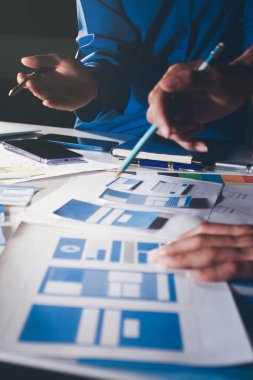 Çizimler ve dijital araçlarla UXUI tasarım beyin fırtınası oturumu