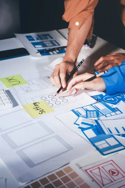 Çizimler ve dijital araçlarla UXUI tasarım beyin fırtınası oturumu