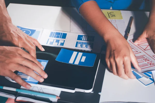 Çizimler ve dijital araçlarla UXUI tasarım beyin fırtınası oturumu