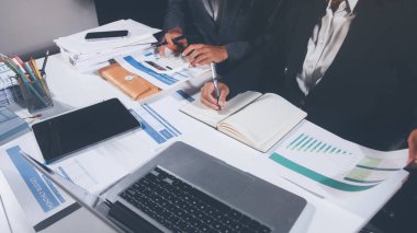 İş, finans ve hukuki işler kavramları için masanın üzerindeki bir sözleşmeyi veya yasal belgeyi inceleyen kişinin ellerinin profesyonel fotoğrafı