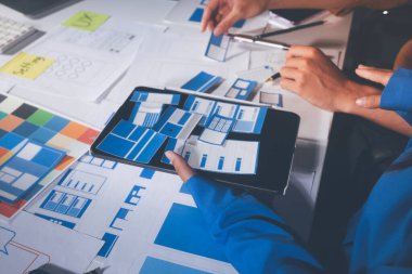 Çizimler ve dijital araçlarla UXUI tasarım beyin fırtınası oturumu