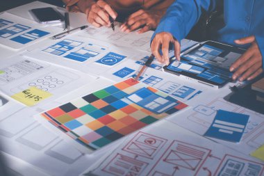 Çizimler ve dijital araçlarla UXUI tasarım beyin fırtınası oturumu