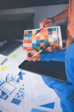 Çizimler ve dijital araçlarla UXUI tasarım beyin fırtınası oturumu