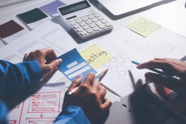 Çizimler ve dijital araçlarla UXUI tasarım beyin fırtınası oturumu