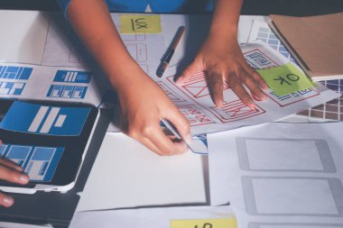 Çizimler ve dijital araçlarla UXUI tasarım beyin fırtınası oturumu