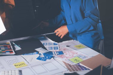 Çizimler ve dijital araçlarla UXUI tasarım beyin fırtınası oturumu