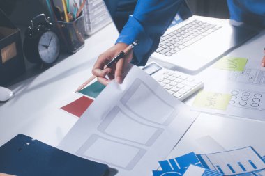 Çizimler ve dijital araçlarla UXUI tasarım beyin fırtınası oturumu