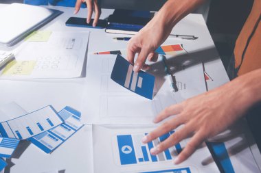 Çizimler ve dijital araçlarla UXUI tasarım beyin fırtınası oturumu