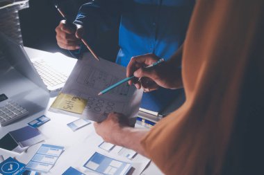 Çizimler ve dijital araçlarla UXUI tasarım beyin fırtınası oturumu