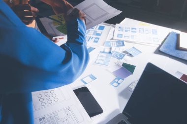 Çizimler ve dijital araçlarla UXUI tasarım beyin fırtınası oturumu