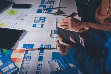 Çizimler ve dijital araçlarla UXUI tasarım beyin fırtınası oturumu