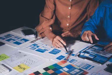 Çizimler ve dijital araçlarla UXUI tasarım beyin fırtınası oturumu