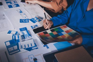 Çizimler ve dijital araçlarla UXUI tasarım beyin fırtınası oturumu