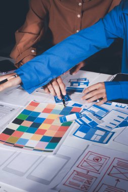 Çizimler ve dijital araçlarla UXUI tasarım beyin fırtınası oturumu