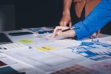 Çizimler ve dijital araçlarla UXUI tasarım beyin fırtınası oturumu