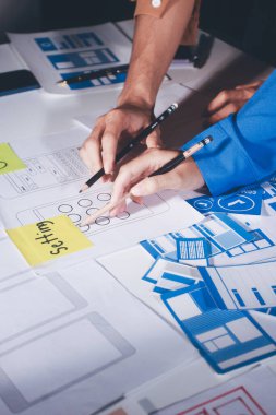 Çizimler ve dijital araçlarla UXUI tasarım beyin fırtınası oturumu