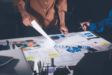 Çizimler ve dijital araçlarla UXUI tasarım beyin fırtınası oturumu