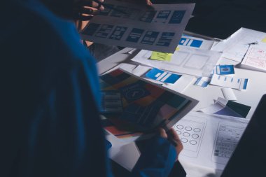 Çizimler ve dijital araçlarla UXUI tasarım beyin fırtınası oturumu