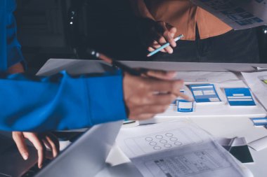 Çizimler ve dijital araçlarla UXUI tasarım beyin fırtınası oturumu