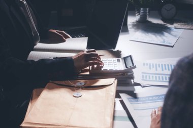 İş, finans ve hukuki işler kavramları için masanın üzerindeki bir sözleşmeyi veya yasal belgeyi inceleyen kişinin ellerinin profesyonel fotoğrafı