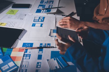 Çizimler ve dijital araçlarla UXUI tasarım beyin fırtınası oturumu