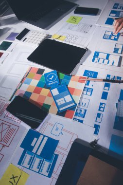 Çizimler ve dijital araçlarla UXUI tasarım beyin fırtınası oturumu