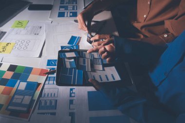 Çizimler ve dijital araçlarla UXUI tasarım beyin fırtınası oturumu