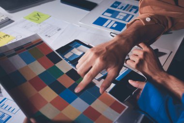 Çizimler ve dijital araçlarla UXUI tasarım beyin fırtınası oturumu