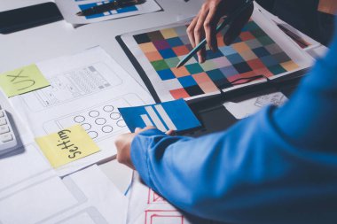 Çizimler ve dijital araçlarla UXUI tasarım beyin fırtınası oturumu