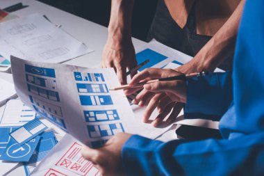 Çizimler ve dijital araçlarla UXUI tasarım beyin fırtınası oturumu