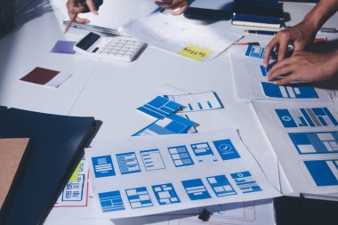 Çizimler ve dijital araçlarla UXUI tasarım beyin fırtınası oturumu