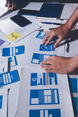 Çizimler ve dijital araçlarla UXUI tasarım beyin fırtınası oturumu