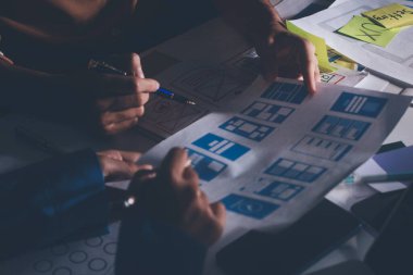 Çizimler ve dijital araçlarla UXUI tasarım beyin fırtınası oturumu