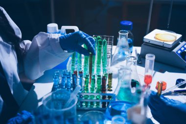 Bilim, laboratuvar ve araştırmada pipeti, deney tüpü ve biyoteknoloji çözeltisi olan kadın. Tıbbi yenilik, bilim adamı veya laboratuvar teknisyeni sağlık, ilaç ve aşı çalışmaları geri besleme sonuçları.