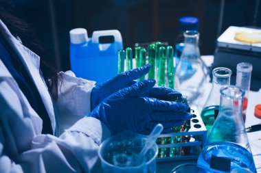 Bilim, laboratuvar ve araştırmada pipeti, deney tüpü ve biyoteknoloji çözeltisi olan kadın. Tıbbi yenilik, bilim adamı veya laboratuvar teknisyeni sağlık, ilaç ve aşı çalışmaları geri besleme sonuçları.