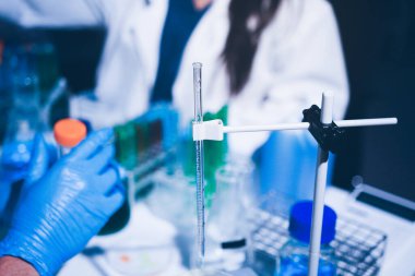 Bilim, laboratuvar ve araştırmada pipeti, deney tüpü ve biyoteknoloji çözeltisi olan kadın. Tıbbi yenilik, bilim adamı veya laboratuvar teknisyeni sağlık, ilaç ve aşı çalışmaları geri besleme sonuçları.