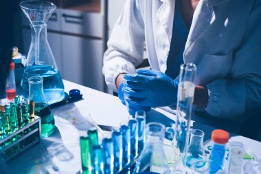 Bilim, laboratuvar ve araştırmada pipeti, deney tüpü ve biyoteknoloji çözeltisi olan kadın. Tıbbi yenilik, bilim adamı veya laboratuvar teknisyeni sağlık, ilaç ve aşı çalışmaları geri besleme sonuçları.