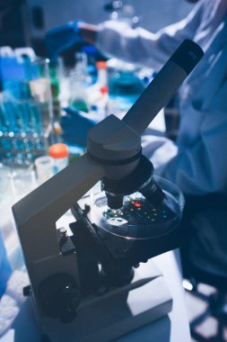 Bilim, laboratuvar ve araştırmada pipeti, deney tüpü ve biyoteknoloji çözeltisi olan kadın. Tıbbi yenilik, bilim adamı veya laboratuvar teknisyeni sağlık, ilaç ve aşı çalışmaları geri besleme sonuçları.