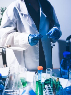 Bilim, laboratuvar ve araştırmada pipeti, deney tüpü ve biyoteknoloji çözeltisi olan kadın. Tıbbi yenilik, bilim adamı veya laboratuvar teknisyeni sağlık, ilaç ve aşı çalışmaları geri besleme sonuçları.