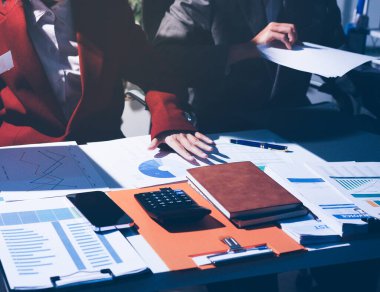 Çeşitli iş adamları ofiste takım toplantısı yapıyor.