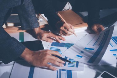 İş, finans ve hukuki işler kavramları için masanın üzerindeki bir sözleşmeyi veya yasal belgeyi inceleyen kişinin ellerinin profesyonel fotoğrafı