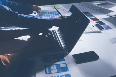 Çizimler ve dijital araçlarla UXUI tasarım beyin fırtınası oturumu